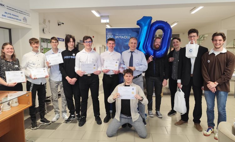 Újra első helyen végeztek a mechwartos diákok a Vadász Dénes Informatikai Versenyen