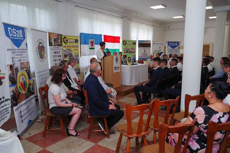Végzős diákok vették át bizonyítványaikat a VÁMOSGÉP Gép-és Acélszerkezetgyártó Kft ünnepségén