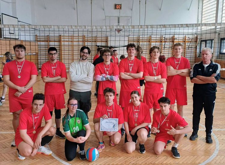 Ezüstérmes lett az amatőr vegyes röplabda csapatunk