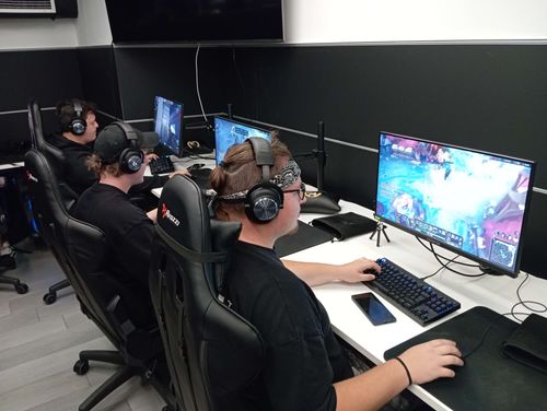 Látogatás a DEAC E-Sport központjába